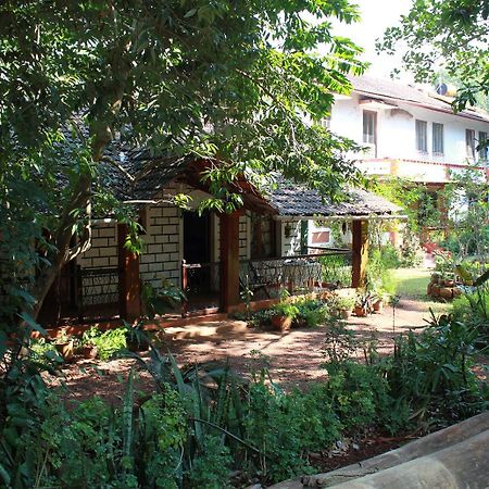 Cancio'S House Hotel Aldona Bagian luar foto