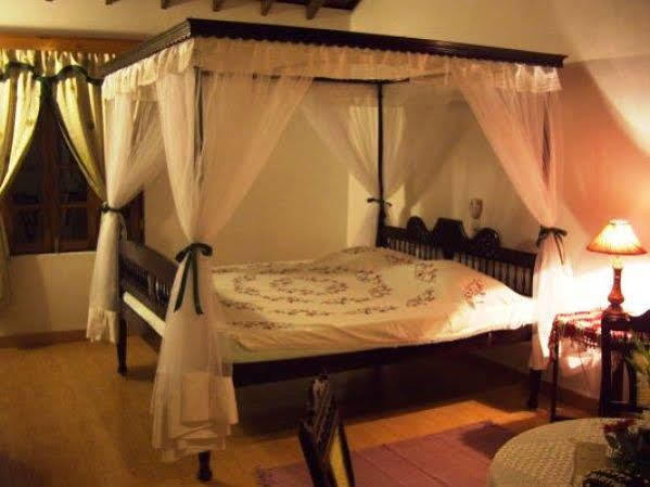 Cancio'S House Hotel Aldona Bagian luar foto